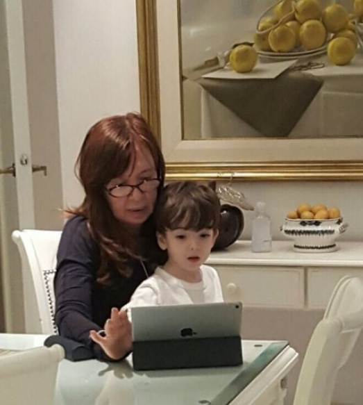 Cristina tuiteó una foto con su nieto, mostrándose distendida y ajena a la elección.