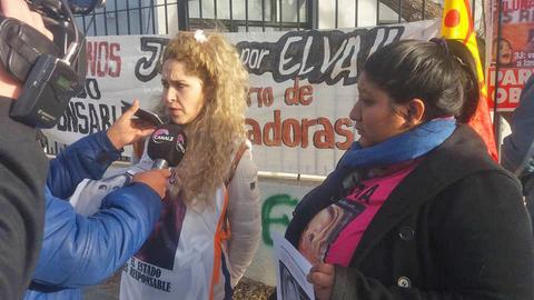 Una de las hijas de Elva, encabezó la protesta ayer por la mañana en el Juzgado.