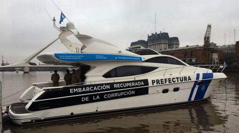 “Embarcación recuperada de la corrupción”: el yate de un millón de dólares es usado por la Prefectura en el patrullaje de ríos.