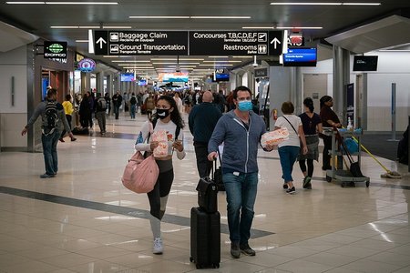1024px-2020-03-06 — Coronavirus – Flyers at Hartsfield-Jackson Atlanta International Airport wearing facemasks