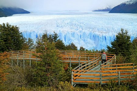 fantastic-panoramic-view-of-perito-moreno-glacier-with-few-visitors-on-the-viewing-terrace-glaciares-national-park-calafate-patagonia-argentina