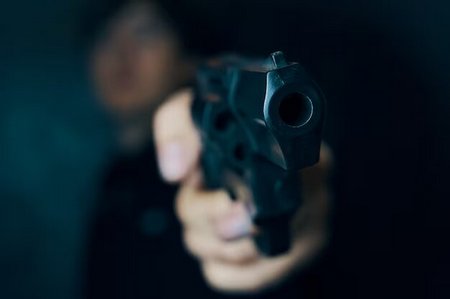 guy-amenaza-revolver-arma-fuego-manos-hombre-criminal-asesino-armado-o-ladron-armado 72464-1895