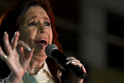 Sánchez se marca un «Kirchner» y convierte su manual de resistencia en manual de peronismo