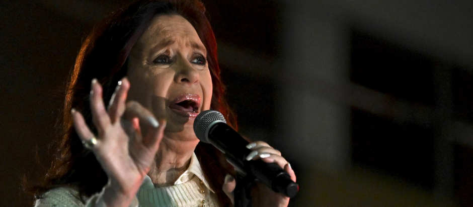 Sánchez se marca un «Kirchner» y convierte su manual de resistencia en manual de peronismo