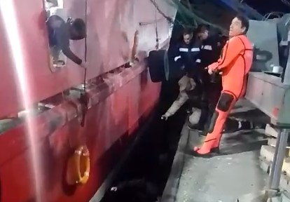 Prefectura rescató al tripulante de un pesquero que cayó al agua en Puerto Deseado