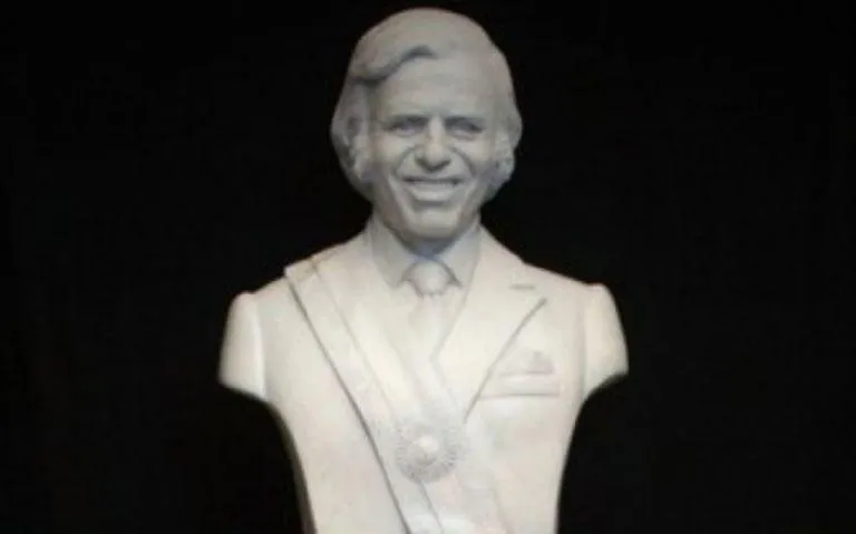 Milei inauguró un monumento en honor a Carlos Menem en la Casa Rosada,