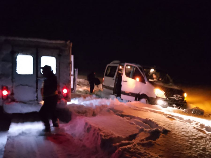 Exitoso rescate de siete efectivos de la Policía varados en la nieve gracias al esfuerzo  …