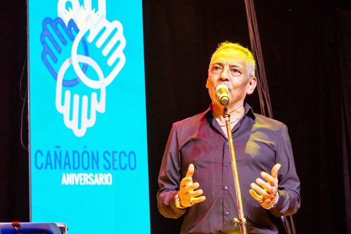 Cañadón Seco cerró su 80° aniversario con multitudinario festival artístico