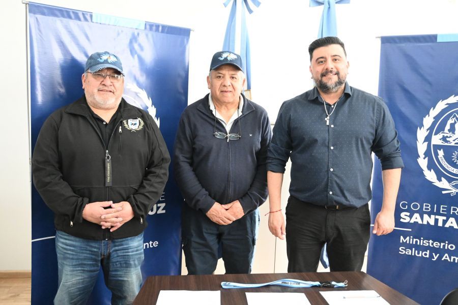 Salud llevó adelante la entrega de ambulancia en Puerto Santa Cruz