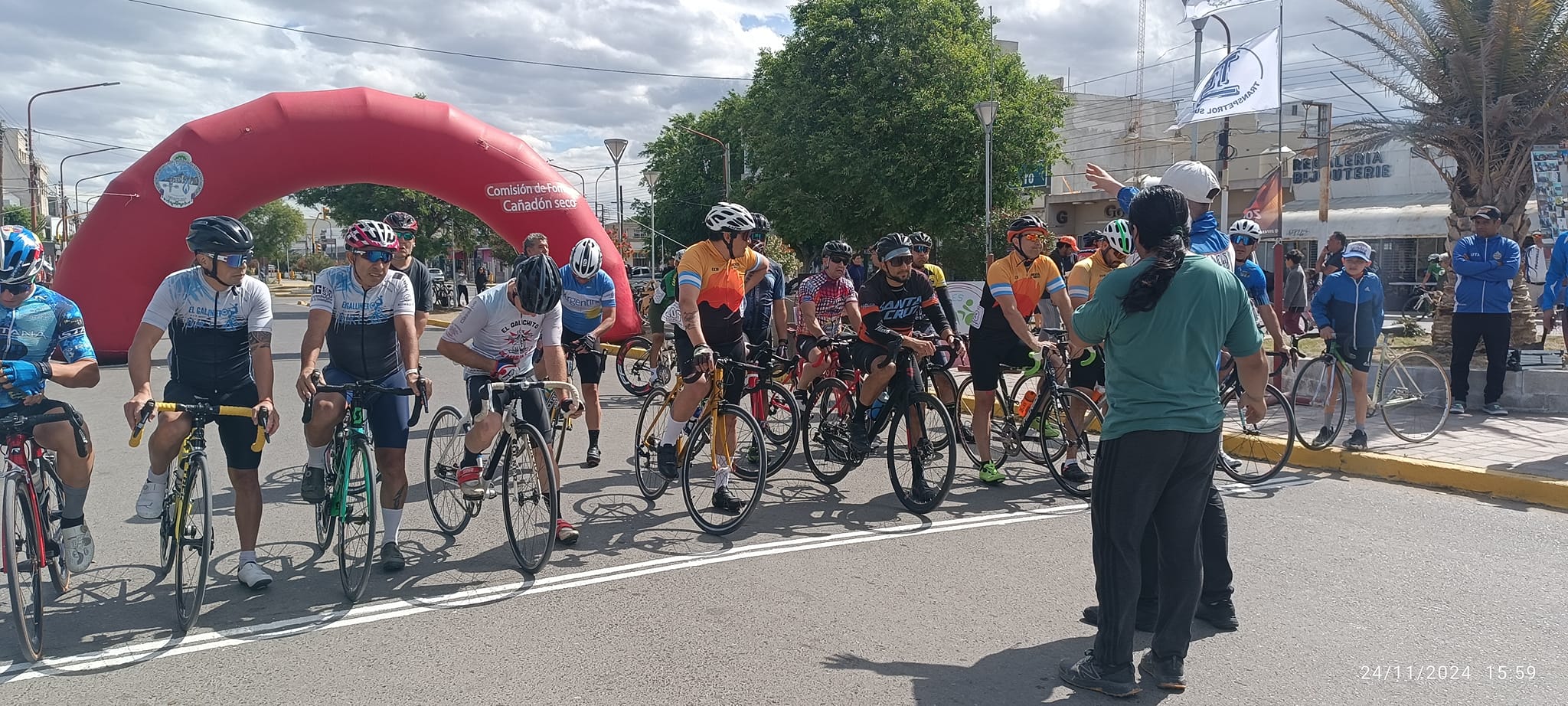 Caleta Olivia celebró una jornada histórica con la vuelta del ciclismo al centro de la c …