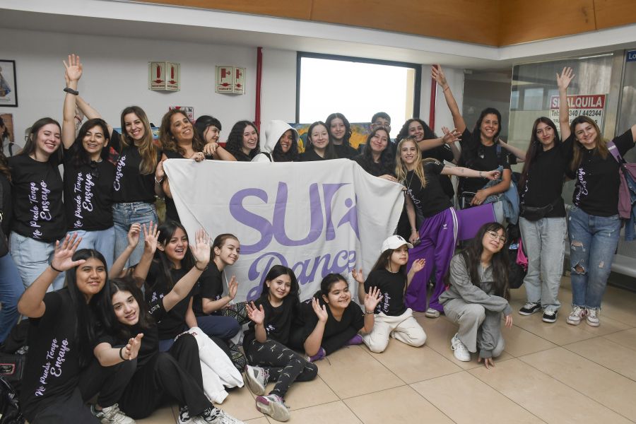 Ciento cincuenta bailarines santacruceños viajaron a Buenos Aires para campeonato naciona …