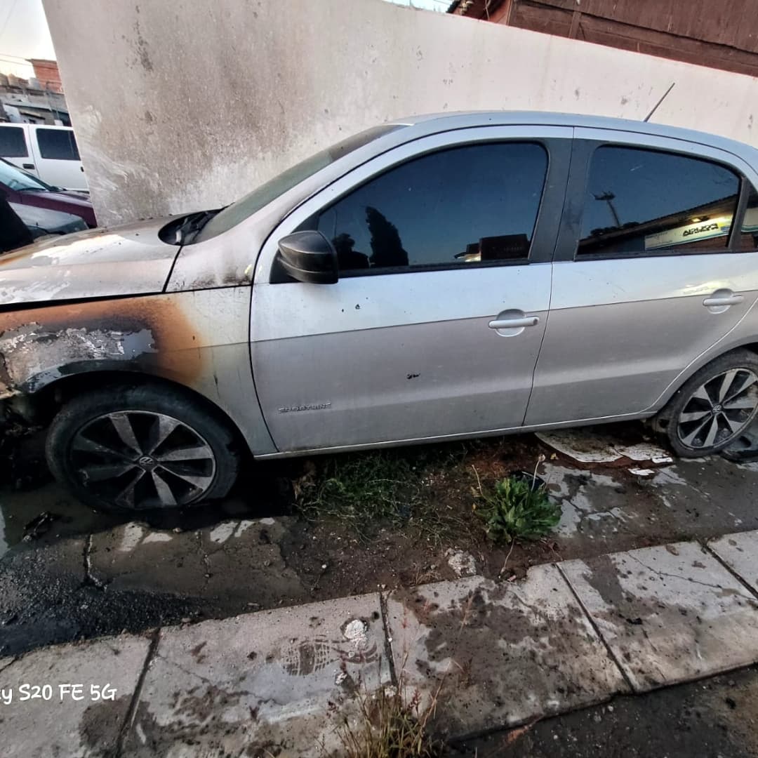 Vehículo incendiado en Comisaría Segunda