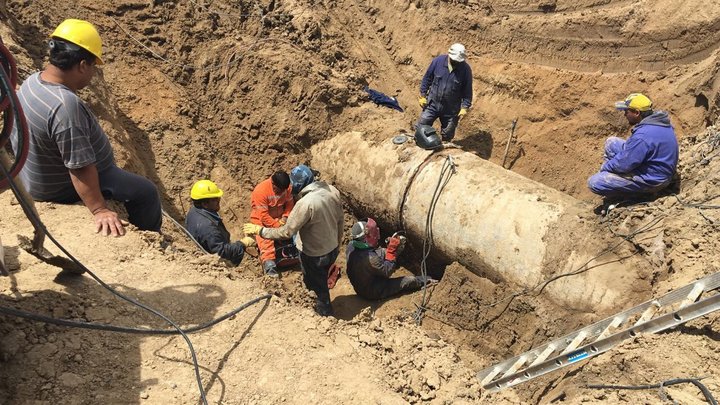 Corte de agua por rotura de cañería del acueducto antiguo afecta a Caleta Olivia