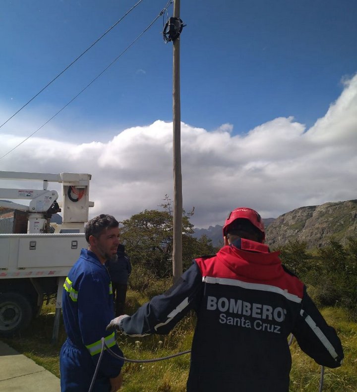 Servicios Públicos y Bomberos activaron dispositivo para atender el impacto del fuerte viento en El Chaltén