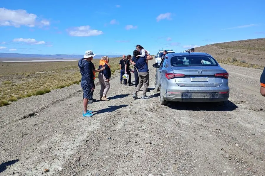 Gobernador Gregores: Protección Civil rescató a una familia mendocina atrapada en la ruta durante las intensas lluvias