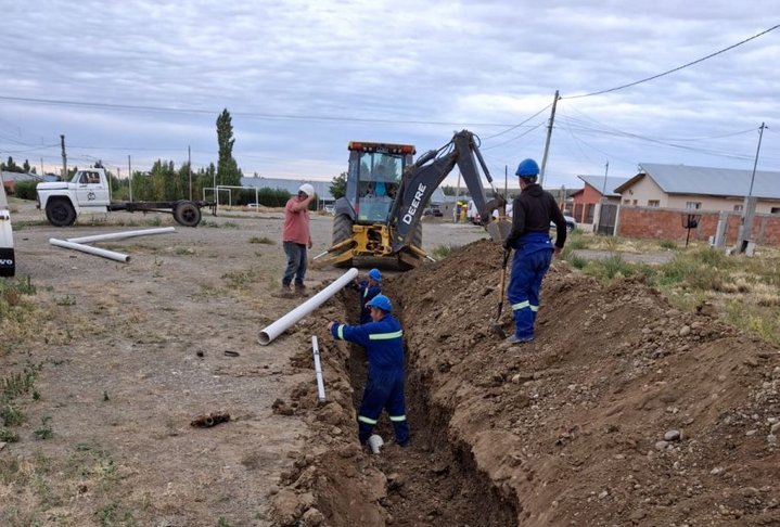 Servicios Públicos avanza en la ampliación de la red de cloacas en Piedra Buena