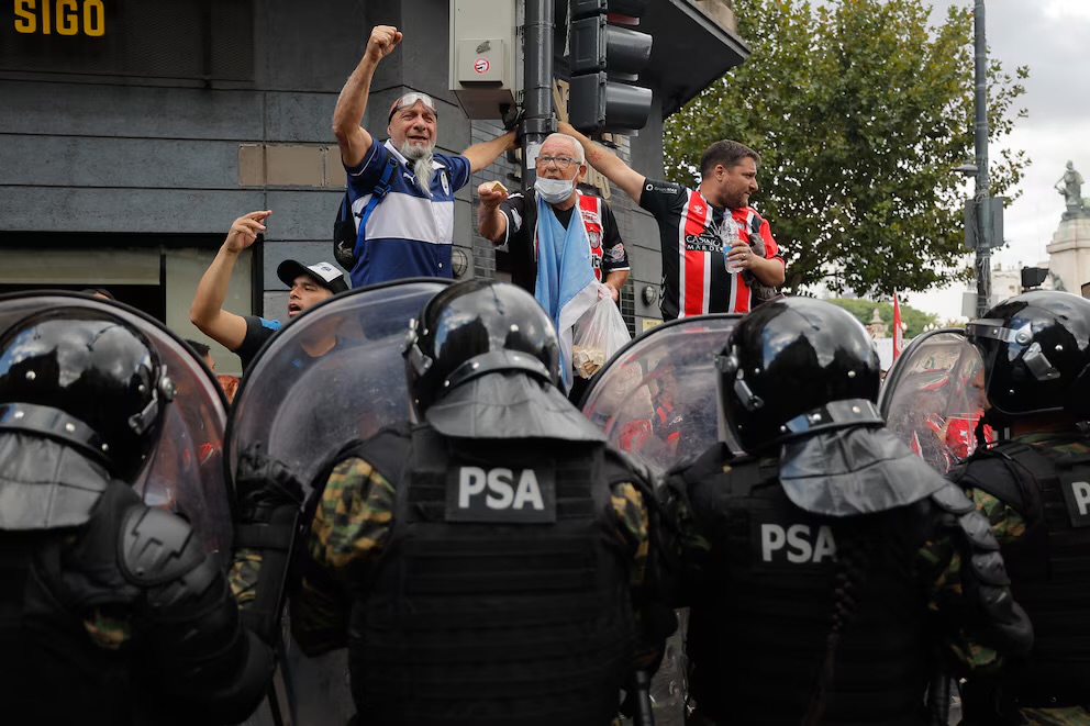 La Argentina en Crisis: Protestas de Jubilados y la Advertencia del Gobierno