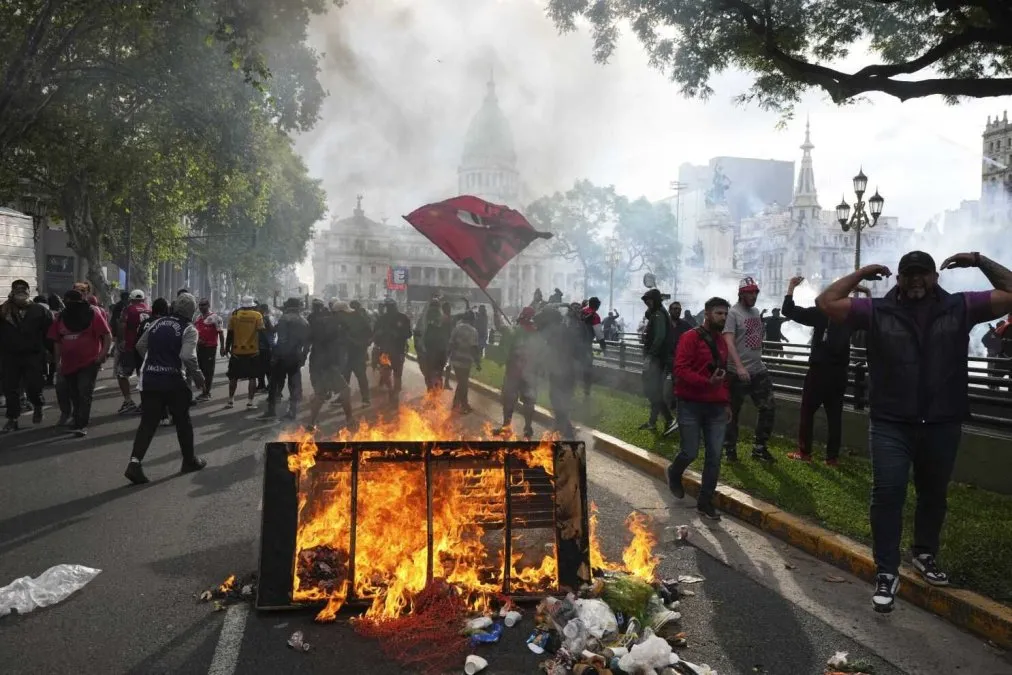 Informe: El Mundo Cubre la Protesta contra Javier Milei: Barras Violentos y Represión Excesiva