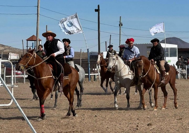 Desfile a Caballo y Jineteada en Las Heras