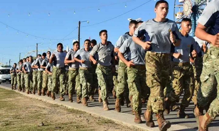 Anuncian un nuevo servicio militar voluntario para jóvenes de 18 a 28 años