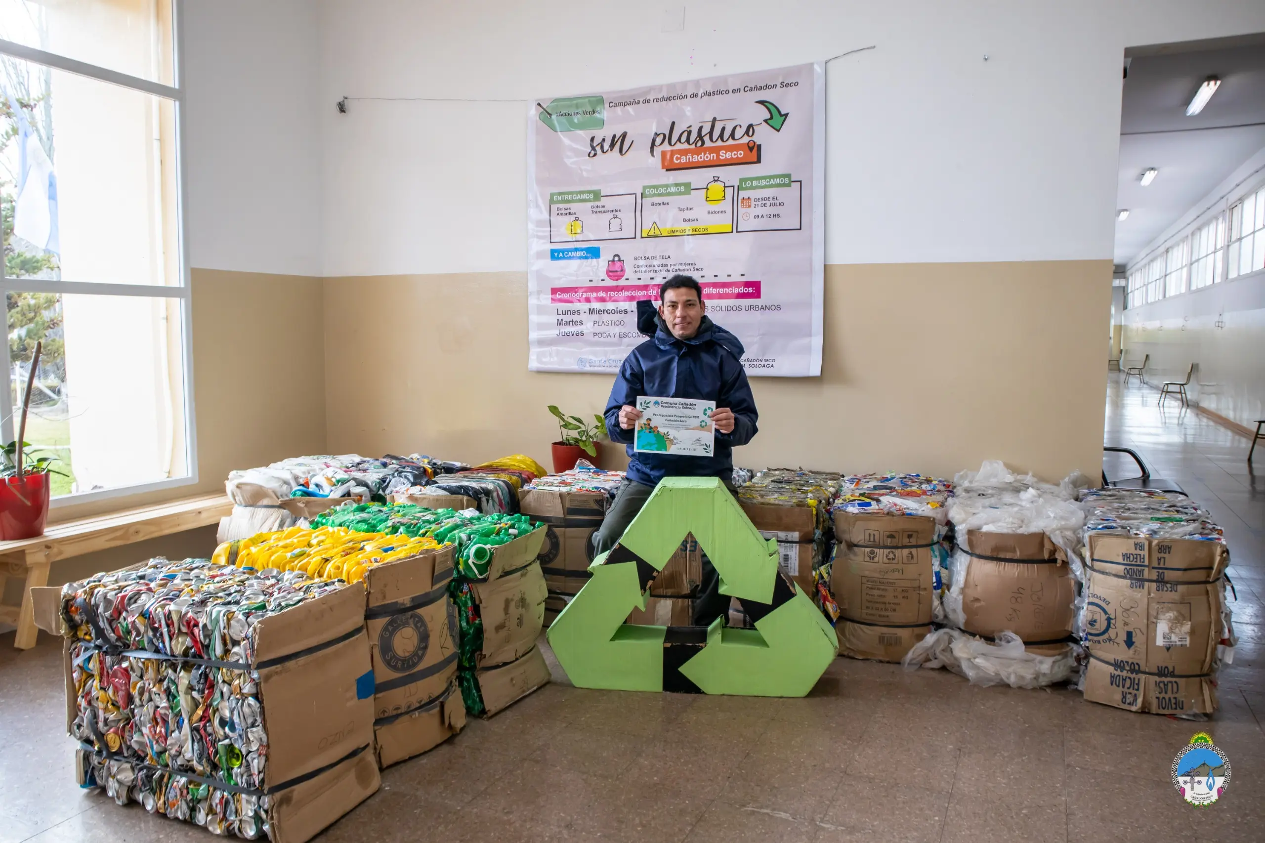 Comuna de Cañadón Seco entregó materiales reciclables a las escuelas