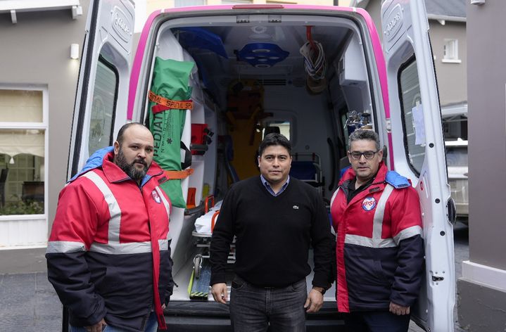Claudio Vidal entregó ambulancias a Puerto Santa Cruz y Gobernador Gregores
