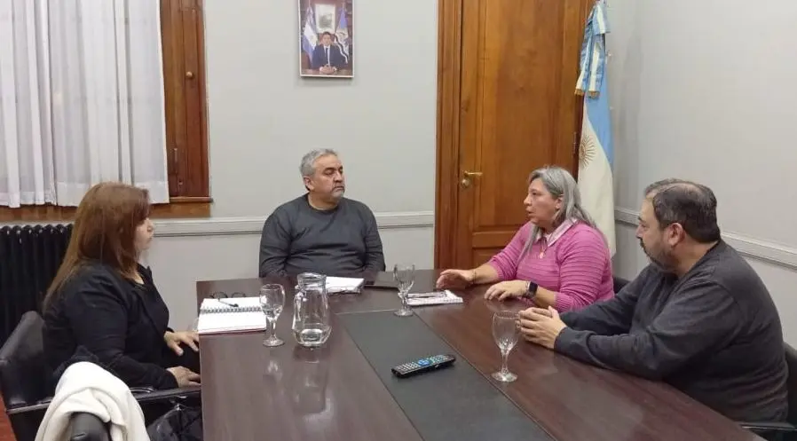 Brizuela se reunió con referentes de la Cámara de Comercio de Caleta Olivia