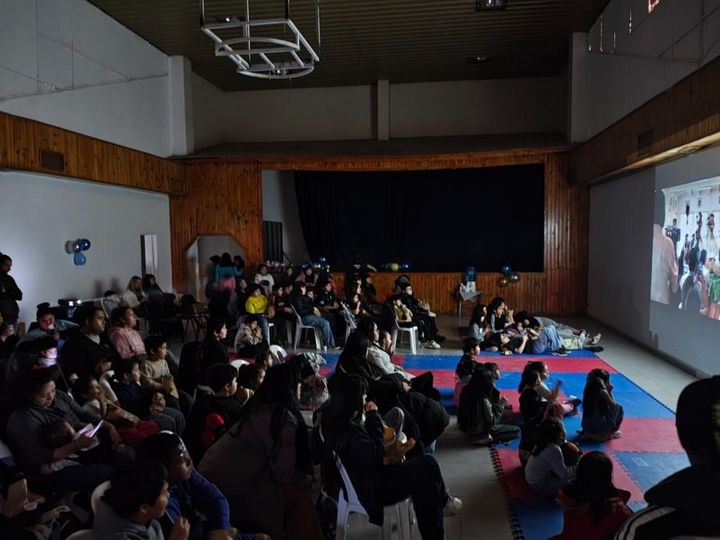 Se brindó una función de cine con merienda para la familia en el CIC del Carmen