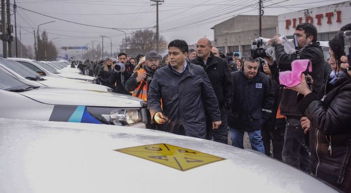 Claudio Vidal entregó 50 camionetas 0KM y 1 camión a entes provinciales