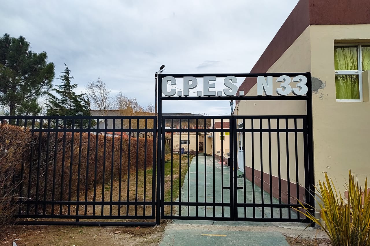 Concluye obra de cerramiento del predio compartido por dos escuelas de Cañadón Seco
