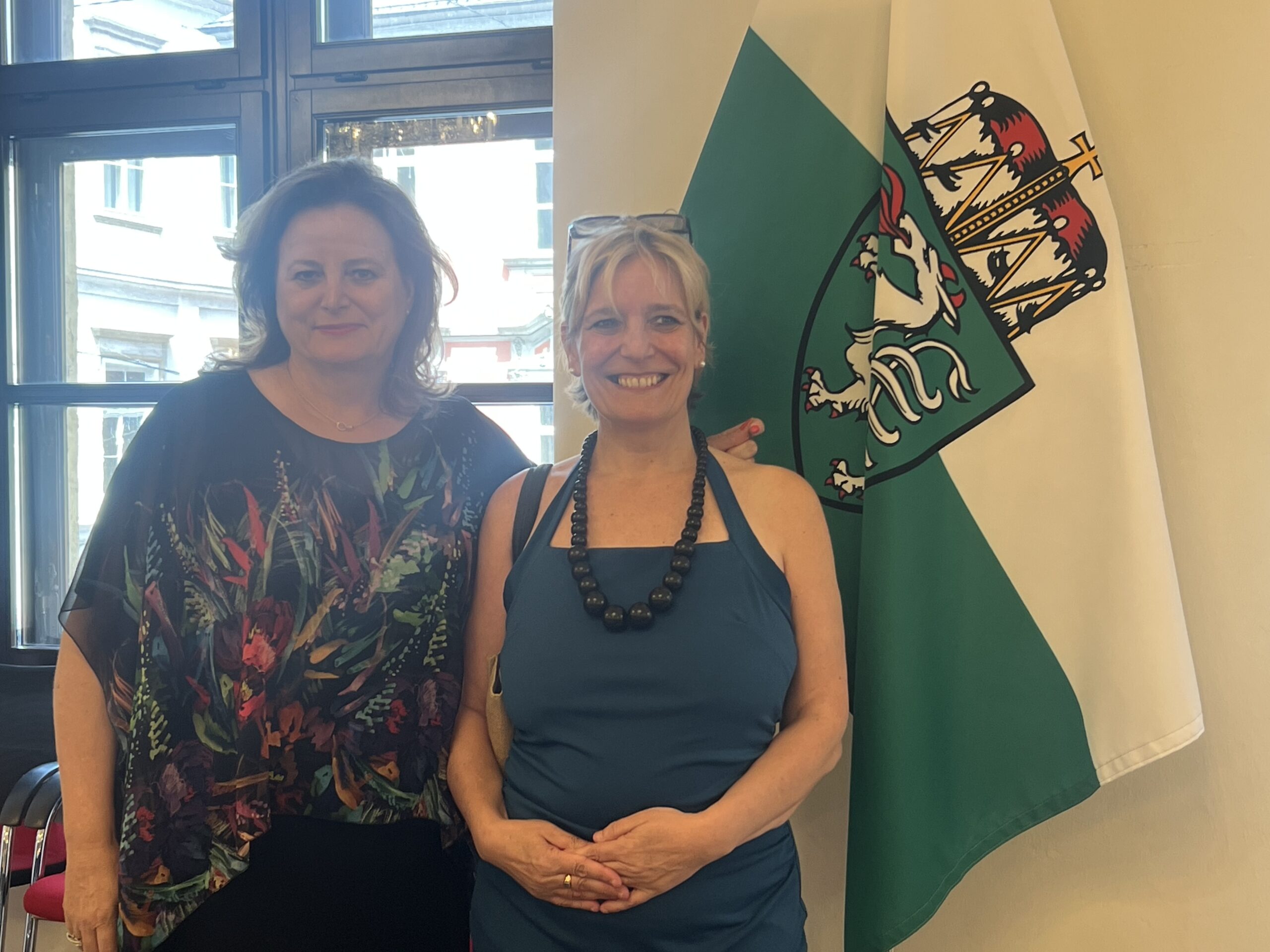 El Poder de la Amistad y el Compromiso: La Historia de Claudia Holzer, Ministro de Vialidad de Estiria en Austria