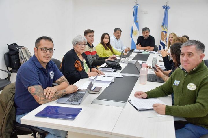 El Gobierno recibió a los gremios docentes en paritaria salarial y dio a conocer la realidad provincial
