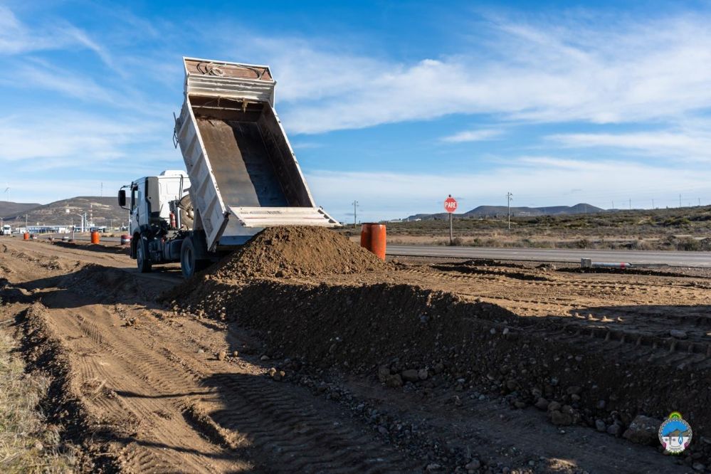 Acondicionan banquinas en el acceso a Cañadón Seco para instalar luminarias