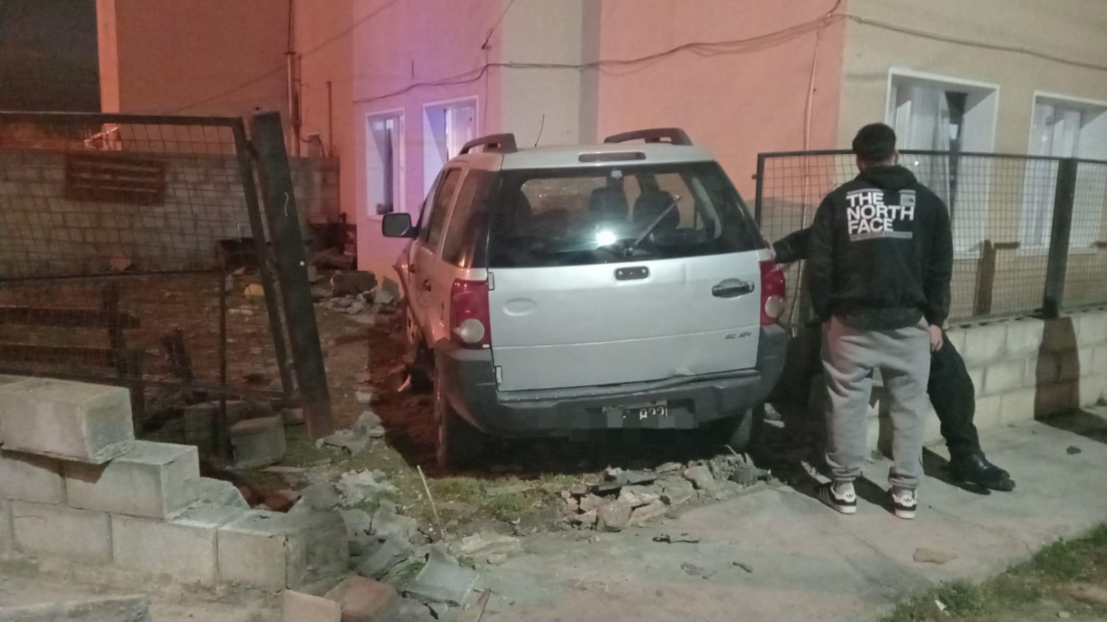 Río Gallegos: un auto chocó contra una casa