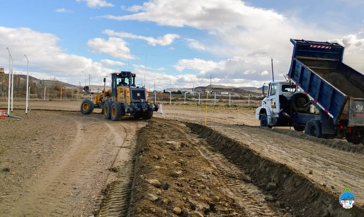 Avanza la segunda etapa de la pista de atletismo de Cañadón Seco con apoyo de empresas y Vialidad