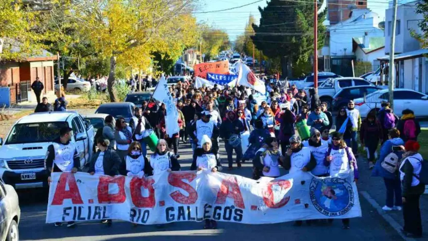 Continúa el paro de ADOSAC en pedido de apertura de paritarias