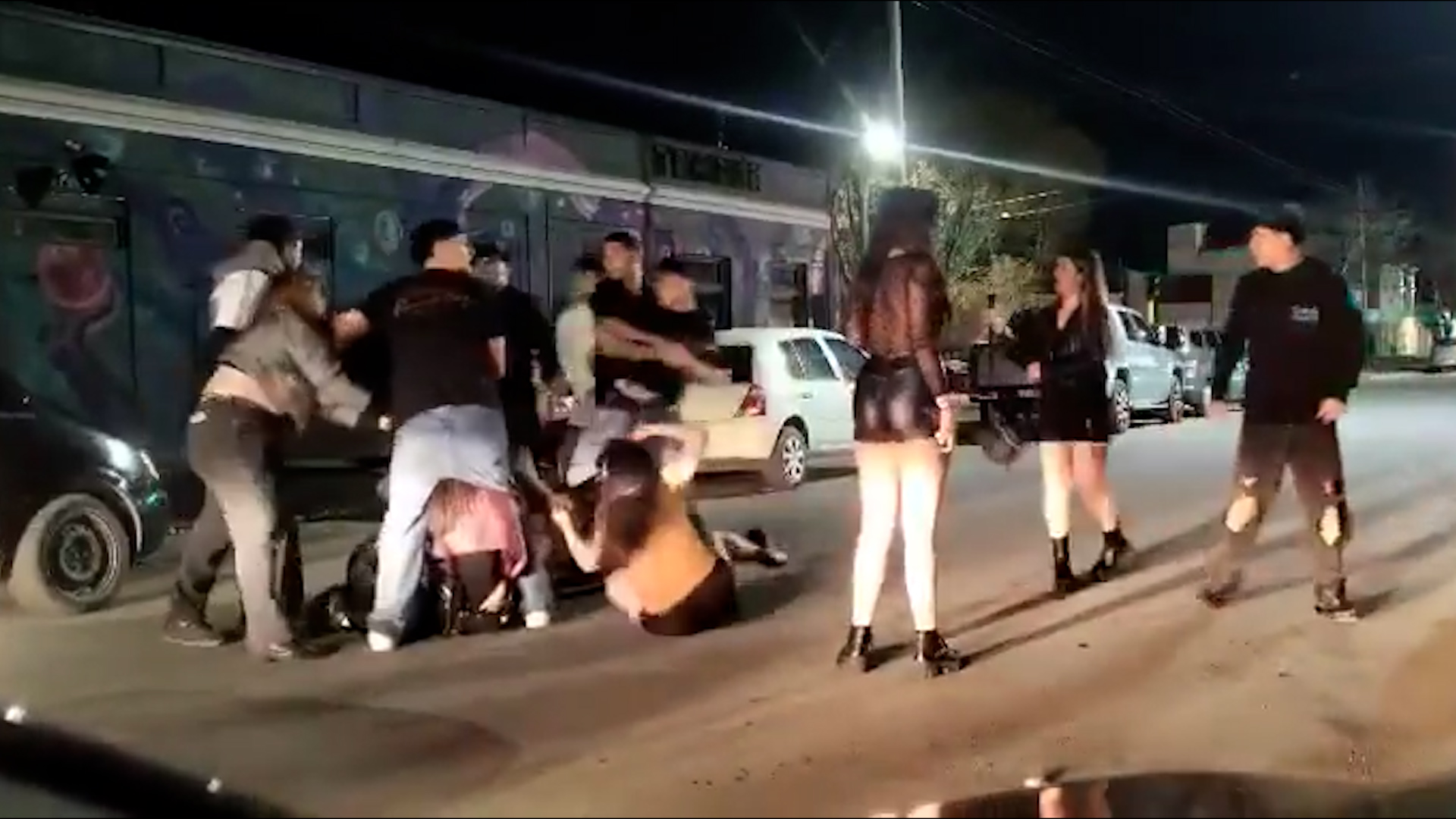 Violento enfrentamiento entre mujeres a la salida de un pub en Río Gallegos